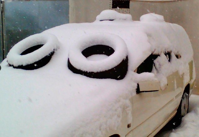 Пловдивчанин измисли уникален начин, за да опази колата си от снега (СНИМКА)
