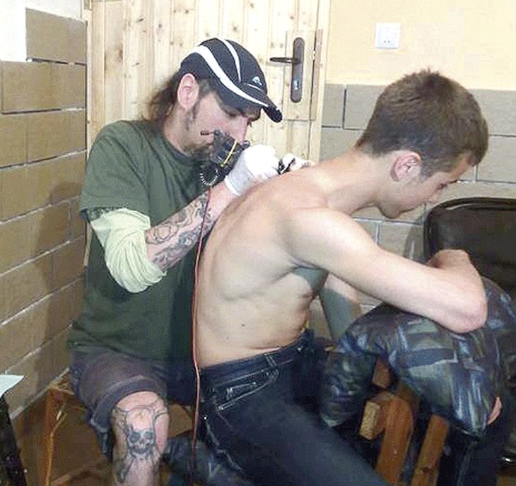 Плевенчанин прави татуировки срещу заплащане в натура