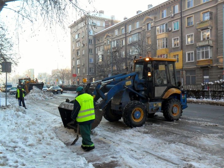 След 30-часовия снеговалеж: Пловдив е проходим, чистят вътрешнокварталните улици 