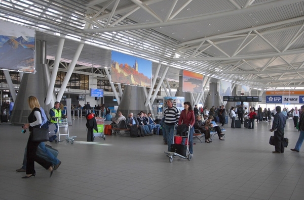 Пътници висят вече над 8 часа на столичното летище