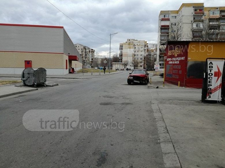 Кола на полицай вече месец пречи в Пловдив, институциите не смеят да я вдигнат (СНИМКИ)