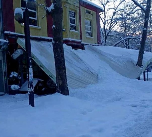 Снегът обезобрази култово заведение в Бургас (СНИМКИ)