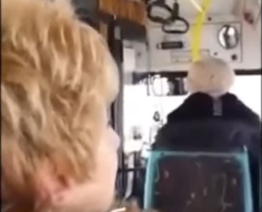 Простащина: Шофьор на градски рейс държи столичани навън на минус 17, за да се наяде на спокойствие (ВИДЕО)