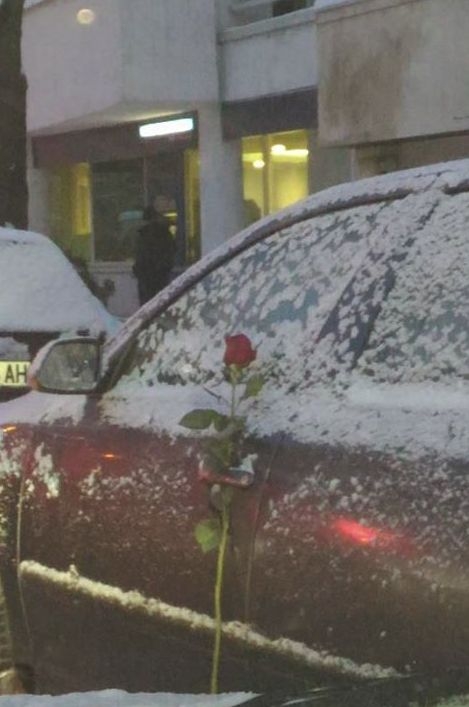 Собственичката на тази кола ще остане много изненадана, когато я намери под снега в София (СНИМКА)