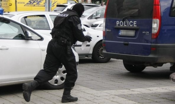 Маскирани служители на ГДБОП още дебнат около митницата във Варна 