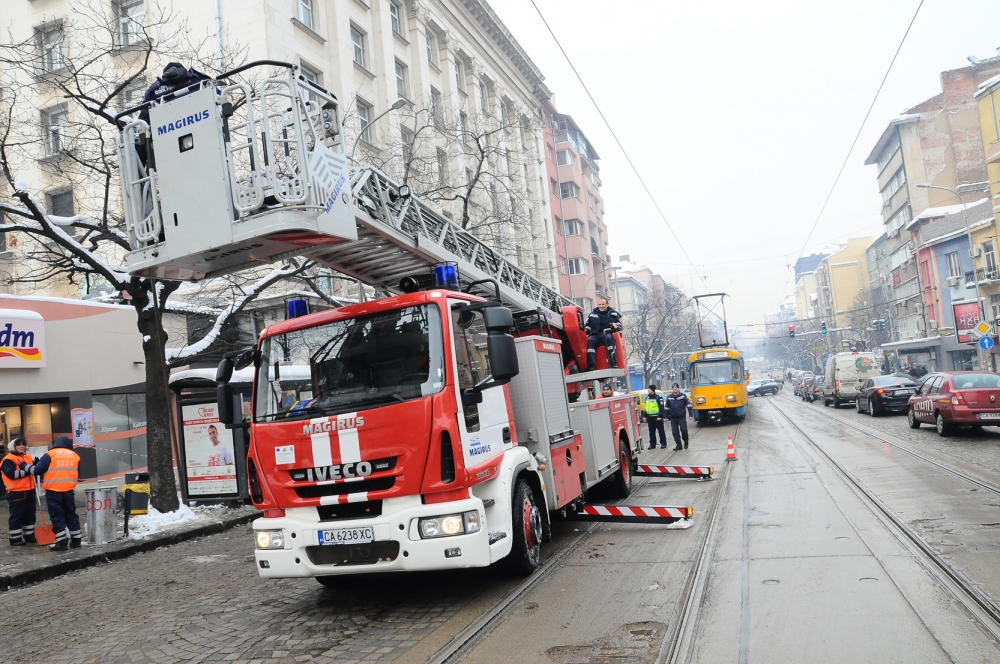 Фоторепортаж в БЛИЦ! Пожарникари спасиха живота на столичани на пъпа на София!  