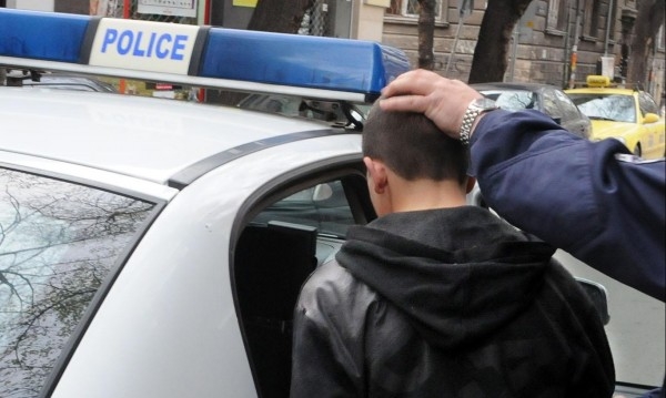 Закопчаха петима младежи за грабежи в София