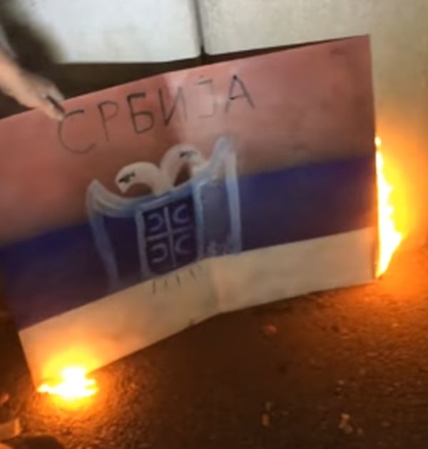Напрежение: Албанци вилнеят в Женева, запалиха сръбското знаме (ВИДЕО)