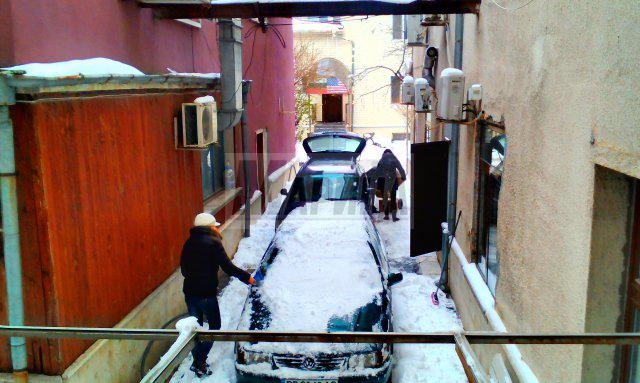 Няма ли мъже в Пловдив? Три нежни дами борят снега (СНИМКИ)