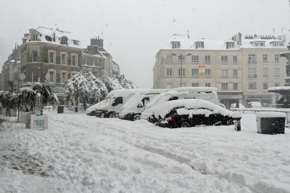 Снежен ад в Северна Франция и Белгия, над 330 000 домакинства се върнаха в каменната ера 