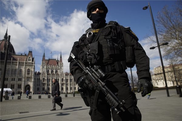 Унгария арестува две терористки, хванали автобуса за София!