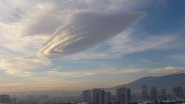 Облачна летяща чиния над София (СНИМКИ)