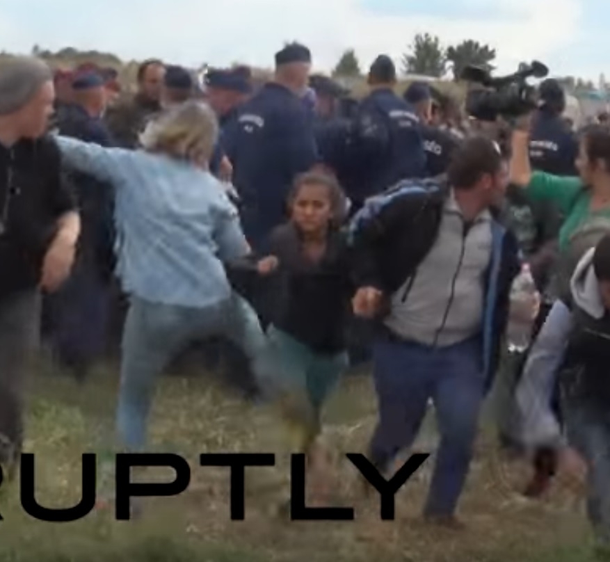 Осъдиха унгарската репортерка, ритала бежанци (ВИДЕО)