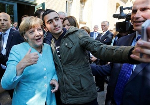 Страшен скандал с бежанеца, който си направи селфи с Меркел!