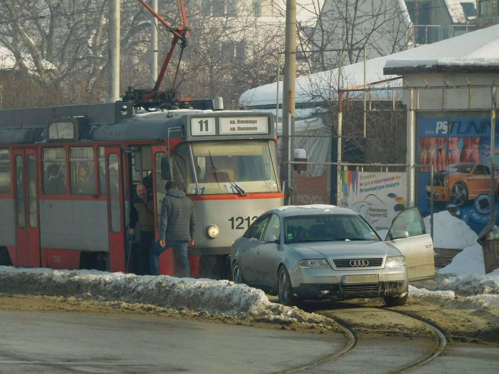Това ли е най-наглият шофьор в София? Изпречи се на трамвая и налетя да се бие с ватмана (СНИМКА)