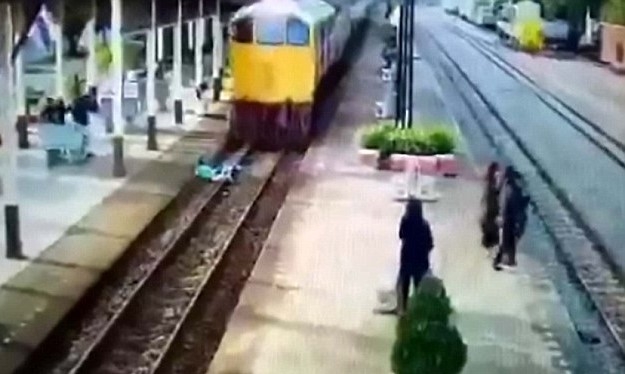 Шокиращи КАДРИ! Влак „прерязва на две” човек, спънал се на релсите 