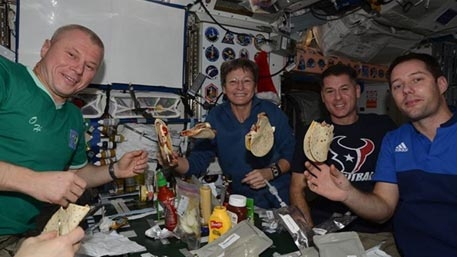 Космонавт показа в Инстаграм как се живее на МКС (СНИМКИ)