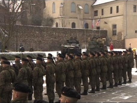 Поляците ликуват при срещата си с американските танкове (ВИДЕО)