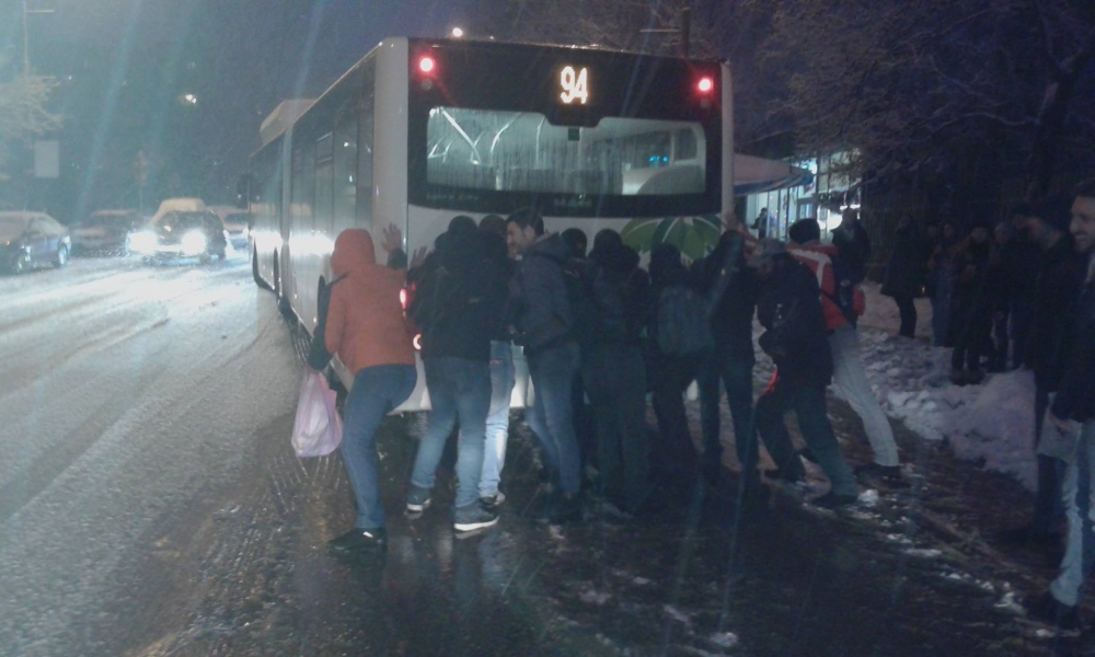 Малко сняг и проблемите отново започнаха! Автобус на градския транспорт в София закъса, доброволци го бутат (СНИМКИ/ВИДЕО)