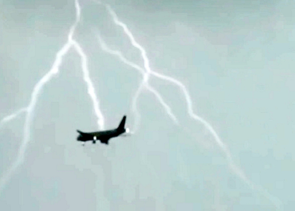 Вижте как мълния удари излитащ самолет! (ВИДЕО)