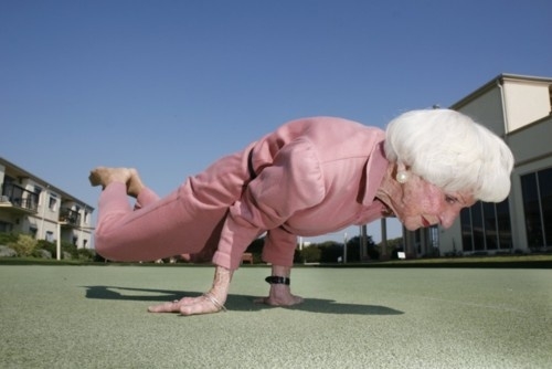 Няма да повярвате на колко години е най-възрастната инструкторка по йога (ВИДЕО)