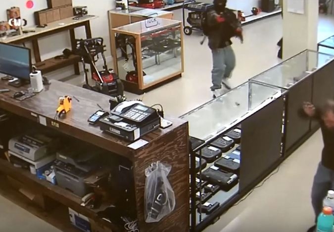 Вижте как продавач пенсионер извади мълниеносно оръжието си и застреля като на филм въоръжен обирджия (СНИМКИ/ВИДЕО 18+) 