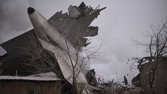 ИЗВЪНРЕДНО от Бишкек: Над 30 са загиналите при падането на турския „Боинг” върху къщи край столицата на Киргизстан (ВИДЕО)