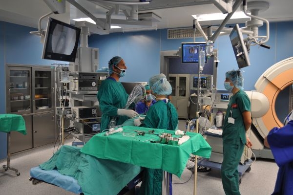 Уникално: Пловдивски хирурзи извадиха тумор през носа на мъж и спасиха живота му (СНИМКА)   