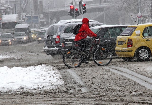Кошмар в Пловдив! Зверски тапи из целия град заради снега 