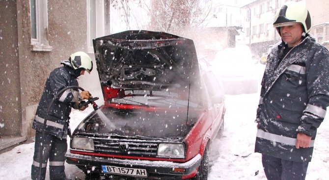 Автомобил пламна до старата болница във Велико Търново (СНИМКИ)