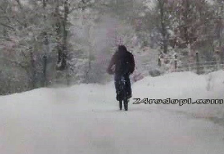 Смелчага мина през снежния ад от Джебел към Маказа на две гуми (СНИМКА)