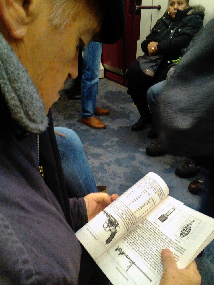 Фоторепортаж в БЛИЦ! Страх скова пътниците в софийското метро, като видяха какво разглежда този дядо