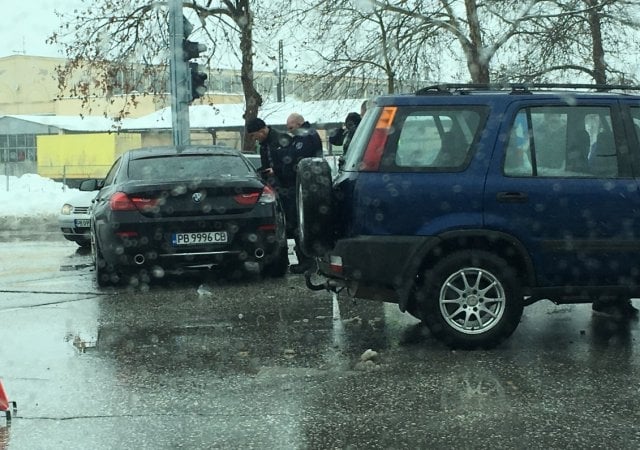 Зверски удар в Пловдив: БМВ и джип се помляха заради угаснал светофар (СНИМКИ)