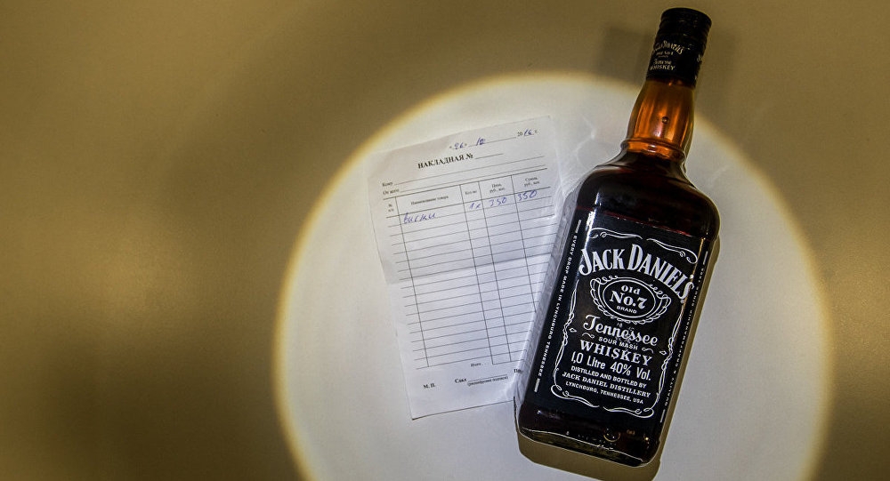 Алкохол от бутилки с етикети на Jack Daniel's и Bacardi с метанол убиха жена, друга е в кома