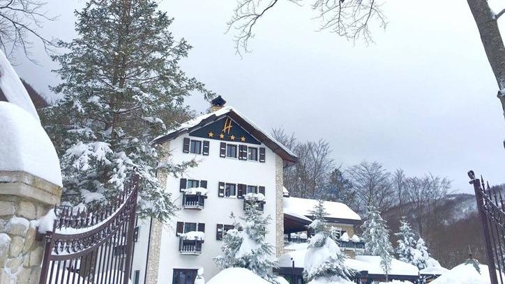 Малък хотел в Централна Италия бе затрупан от снежна лавина