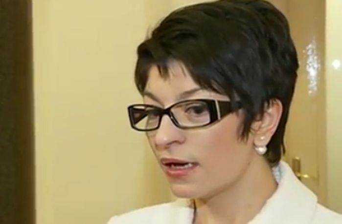 Десислава Атанасова: Радев да забрави за фуражката и козируването пред чужди държави