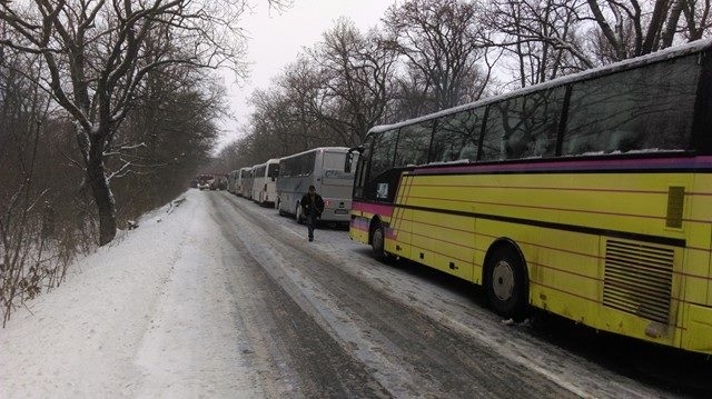 Първи СНИМКИ от смъртоносния удар на кола в автобус, пълен с деца, във Варненско