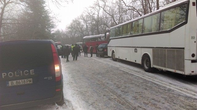 Първи СНИМКИ от смъртоносния удар на кола в автобус, пълен с деца, във Варненско
