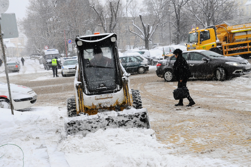 Внимание! Снегът затваря улици в София!