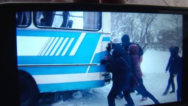 Ученици бутаха закъсал автобус в мездренско село (ВИДЕО)
