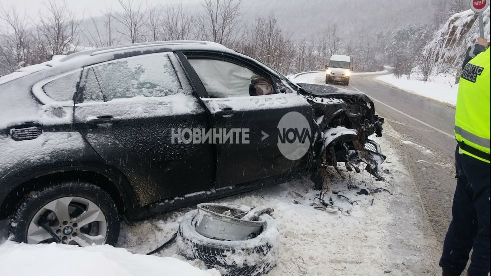 Катастрофа с тир затрудни движението на "Хаинбоаз" (СНИМКИ)