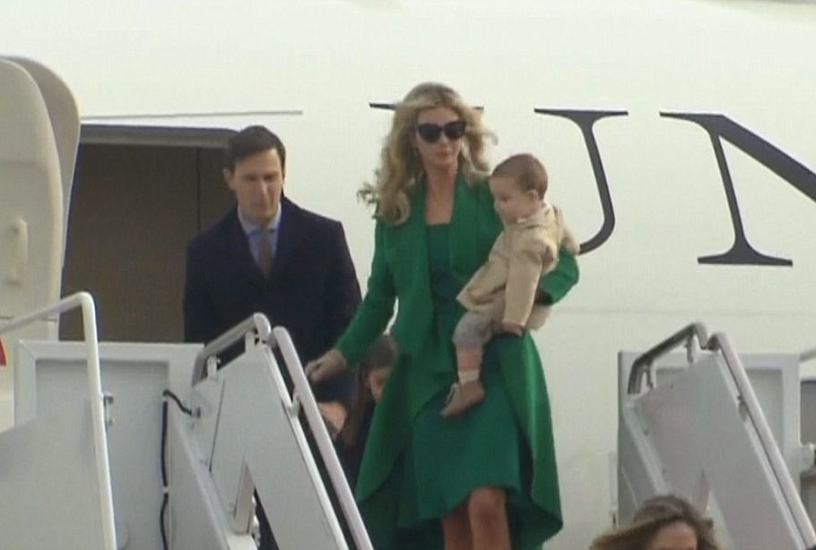 Посрещнете новия шеф: Доналд Тръмп и семейството му пристигнаха във Вашингтон за инаугурацията (СНИМКИ/ВИДЕО)