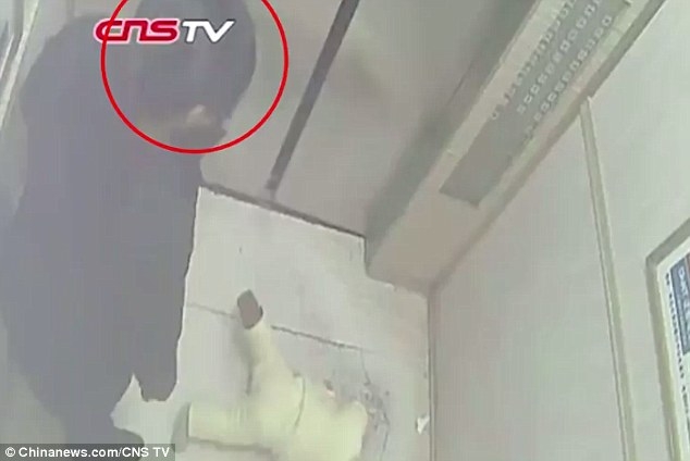 Шокиращо ВИДЕО: Майка изостави бебето си в асансьор след скандал с мъжа си 