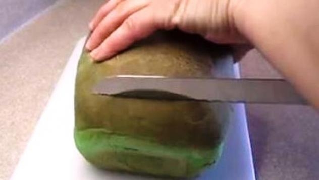 Тя наряза този зеленикав хляб, но когато видя какво има вътре ахна! Ще го направите и вие (ВИДЕО)