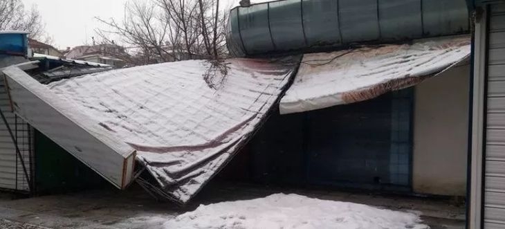 Снегът направи голяма поразия в бургаски квартал (СНИМКИ)