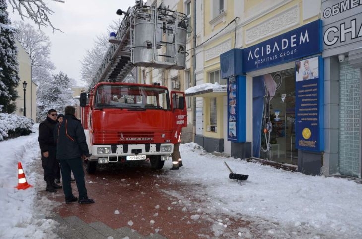 В Пловдив се борят с ледени висулки-убийци (СНИМКИ)
