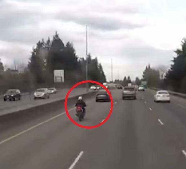 Мотоциклетист се надъни в кола, последствията са смайващи (ВИДЕО) 