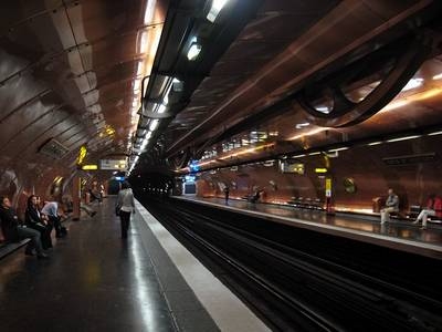 Нов ужас в Париж! Мъж е нападал с нож пътници в метрото и жп гара