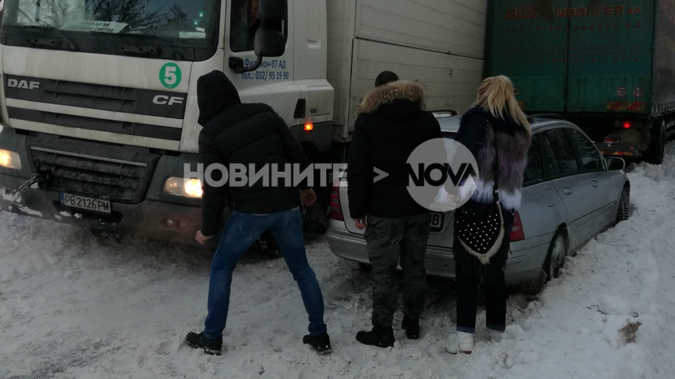 Камион с дърва сътвори истински кошмар на входа на Велико Търново (СНИМКИ/ВИДЕО)