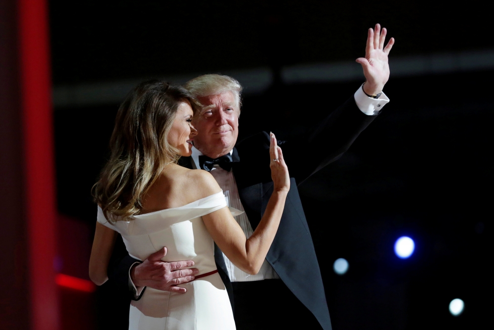 Доналд Тръмп и Мелания танцуваха на баловете за встъпването му в длъжност (УНИКАЛНИ СНИМКИ)